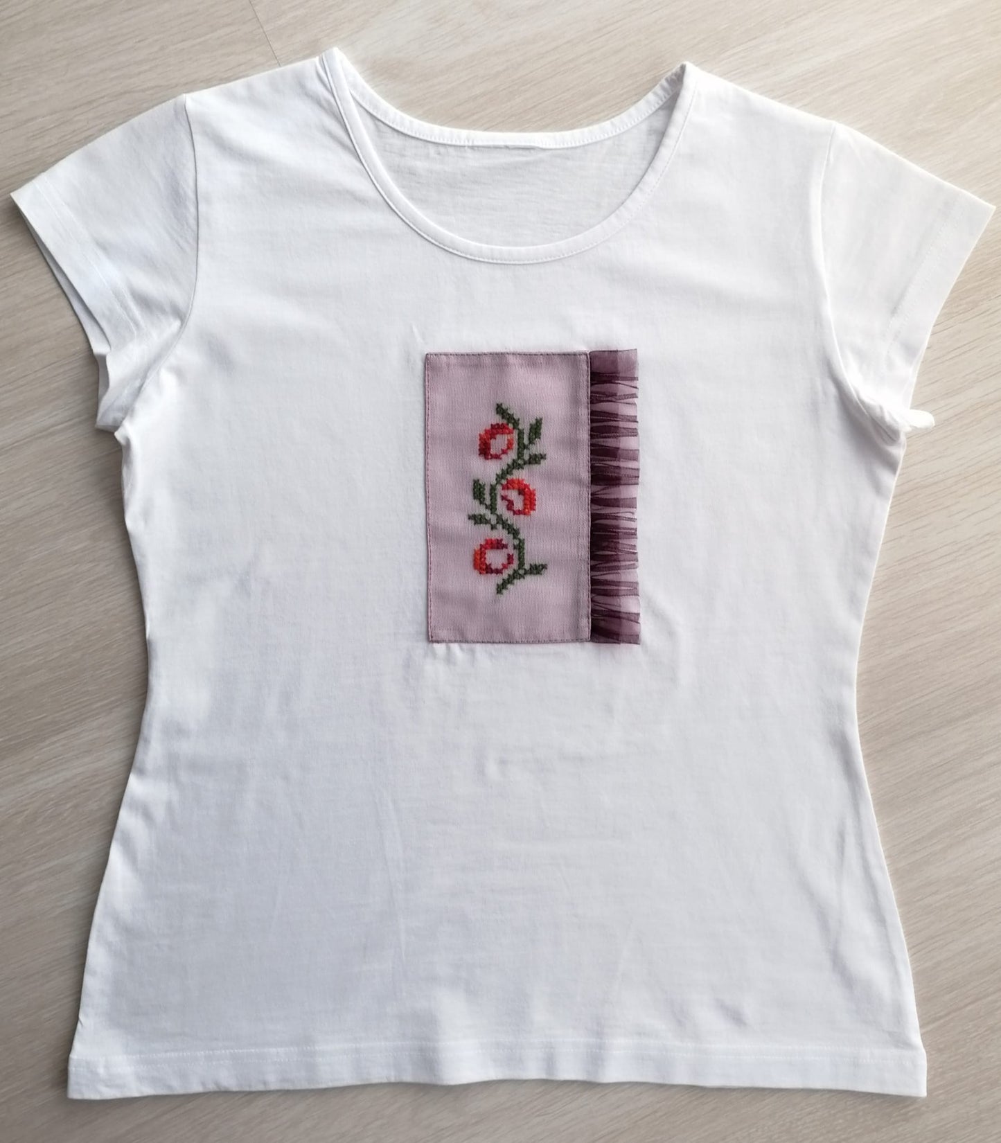 Tricou cu broderie manuala si aplicatie de tulle - Pufa&Rina